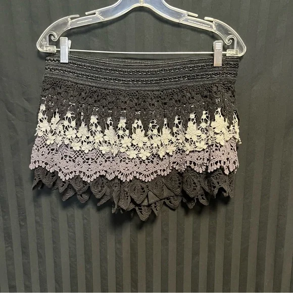 Tiered lace shorts - Picture 2 of 9